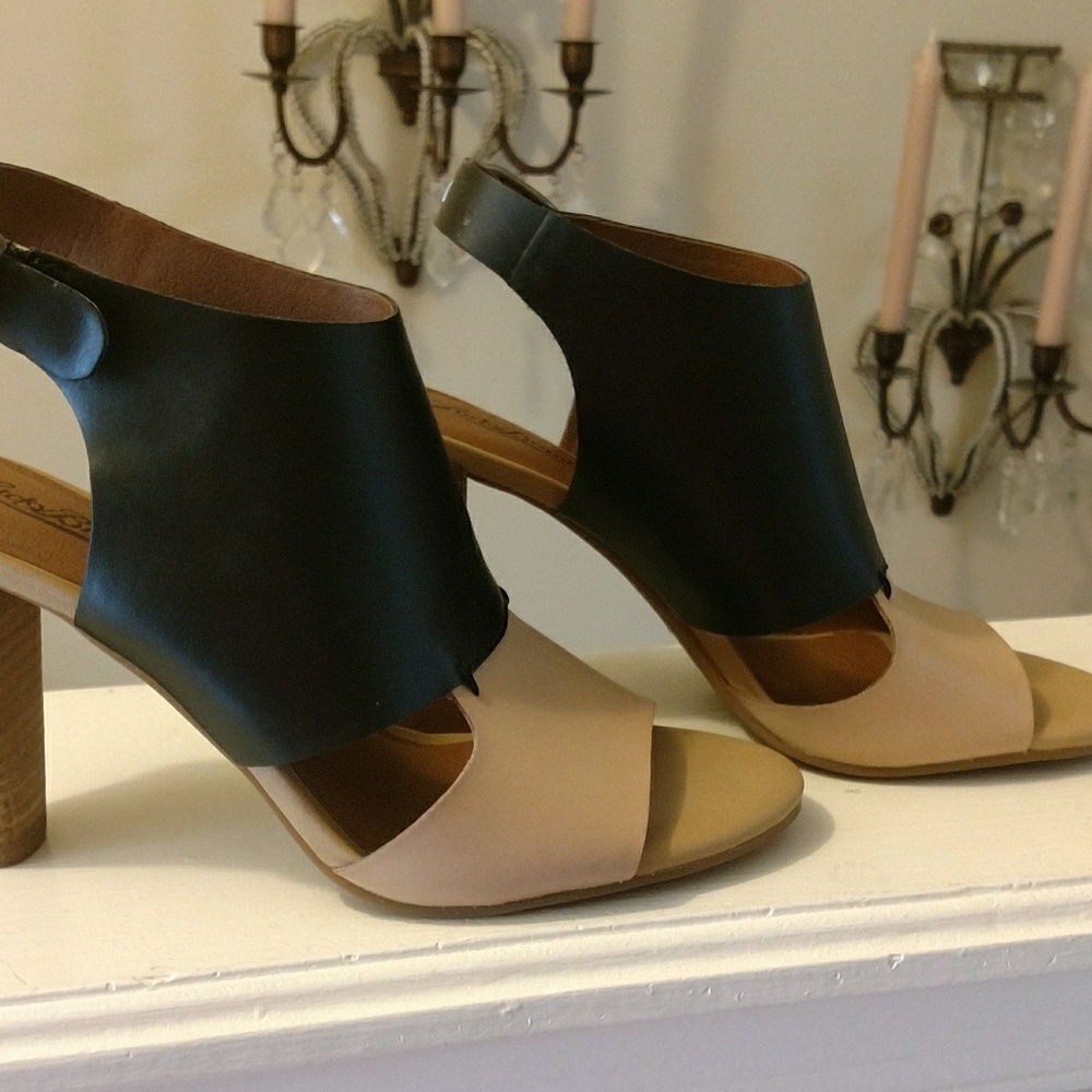 Lucky two tone wedges